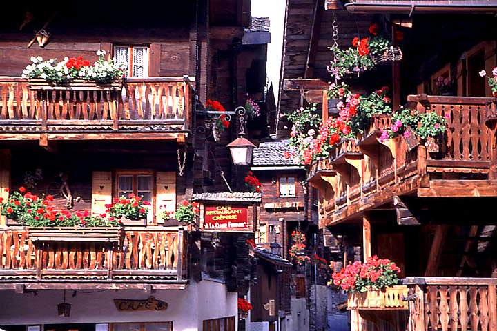 eu_ch_val_d_anniviers_025.jpg - Holzhuser und Blumen in Grimentz im Wallis