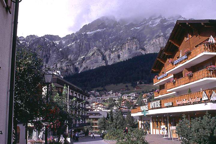 eu_ch_val_d_anniviers_026.jpg - Leukerbad vor der Gemiwand