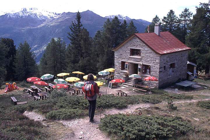 eu_ch_val_d_anniviers_037.jpg - Illhornhtte (2120 m) beim Abstieg vom Illhorn