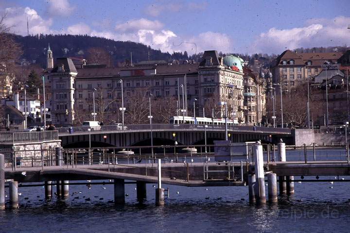 eu_ch_zuerich_008.JPG - Die Quaibrcke ber den Limmat in Zrich, Schweiz