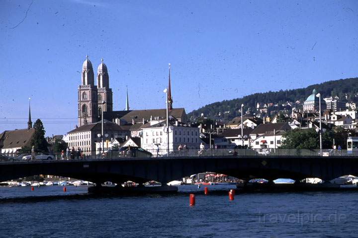 eu_ch_zuerich_010.JPG - Am Limmatquai mit dem Grossmnster in Zrich, Schweiz