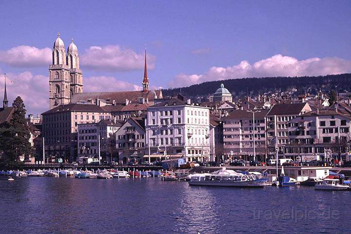 eu_ch_zuerich_019.jpg - Limmatquai mit Grossmuenster-Kirche in Zuerich