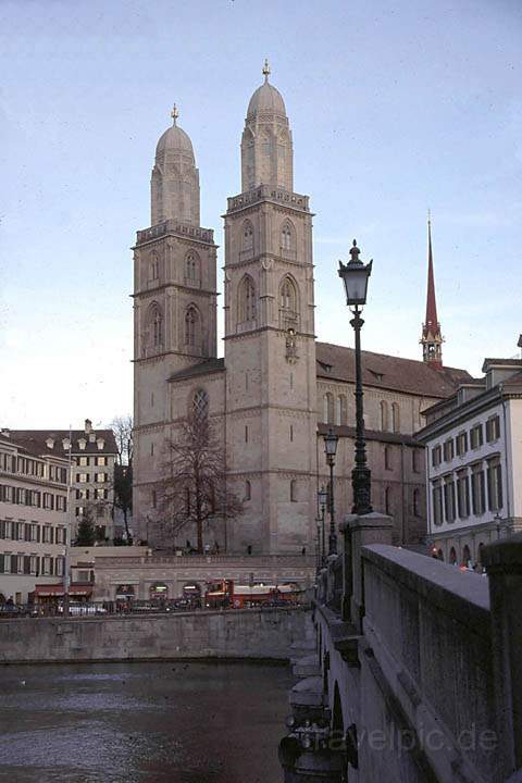 eu_ch_zuerich_022.jpg - Die Doppeltrme der Gromnsterkirche in Zrich