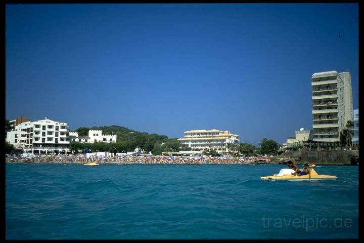 eu_es_mallorca_003.JPG - Tretbootfahren am Strand von Cala Ratjada im Osten von Mallorca