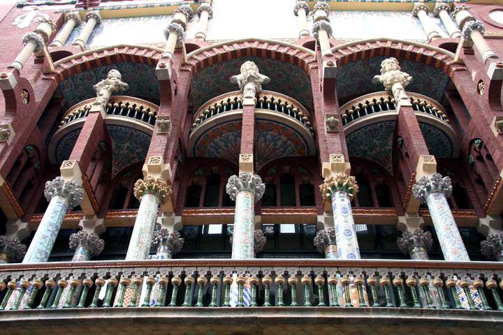 eu_es_barcelona_012.jpg - Eine reich verzierte Fassade am Palau de la Msica Catalana