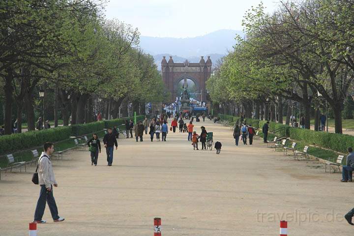 eu_es_barcelona_016.jpg - Blick vom Parc de la Cuitadella ber den Passeig de Lluis Companys auf den Arc de Triomf