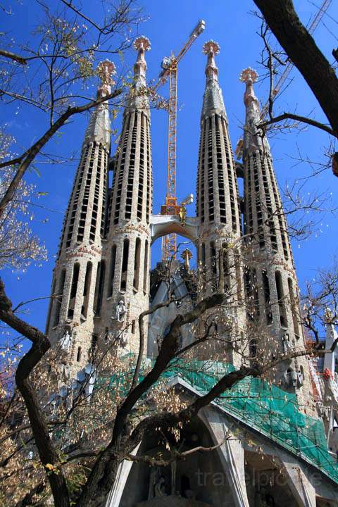 eu_es_barcelona_024.jpg - Die Trme der unvollendeten Kirche La Sagrada Familia in Barcelona, Spanien