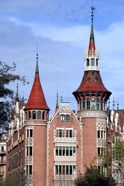 eu_es_barcelona_033.jpg - Die markante Silhouette des Casa Les Punxes an der Avenida Diagonal