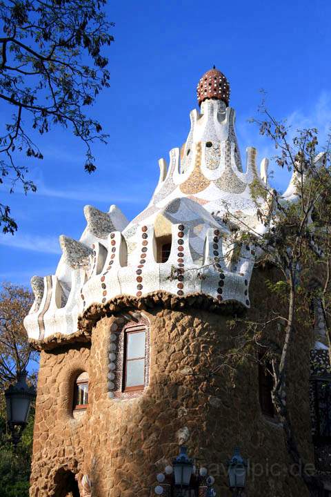 eu_es_barcelona_034.jpg - Ein Haus im Parc Gell, der durch Gauds Erfindungsreichtum beeindruckt