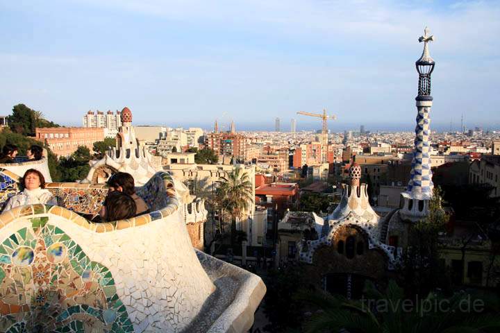 eu_es_barcelona_036.jpg - Ausblick von der Terrasse ber der Sala Hipstila im Parc Gell