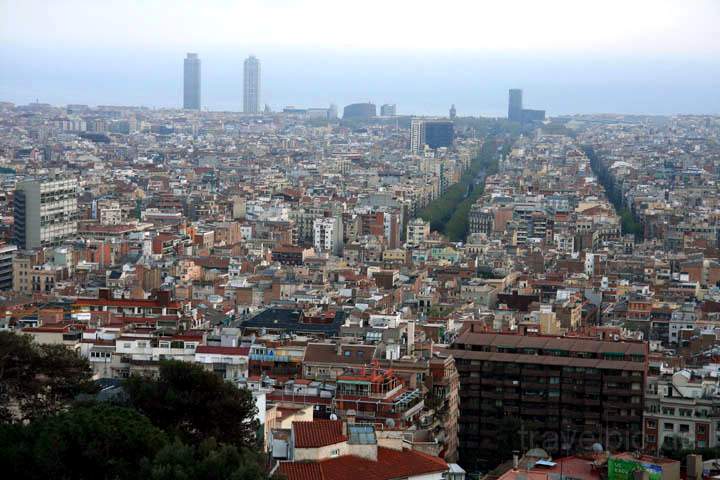 eu_es_barcelona_038.jpg - Ausblick auf das Zentrum von Barcelona vom Tur des les Tres Creus im Parc Gell