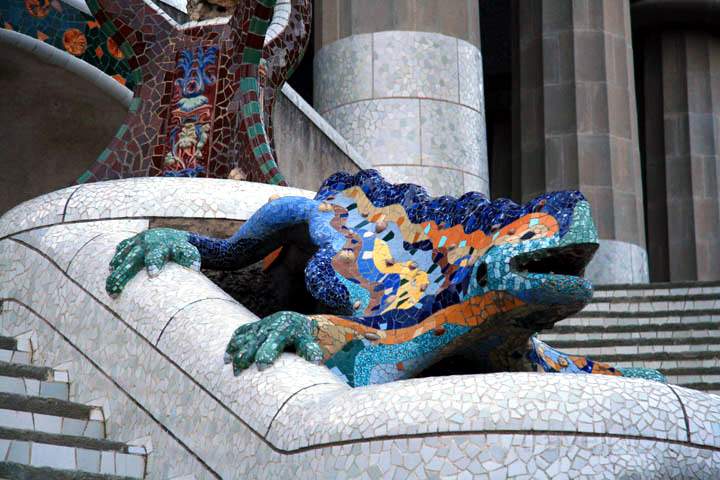 eu_es_barcelona_040.jpg - Mosaiken auf der aufwendig gestalteten Treppe zum Sala Hipstila im Parc Gell