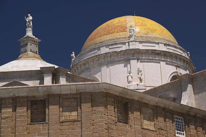 eu_es_cadiz_006.jpg - Die goldene Kuppel der Kathedrale zu Cadiz