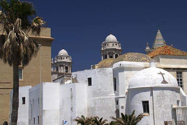 eu_es_cadiz_007.jpg - Kuppeln und Trme hinter der Kathedrale von Cadiz