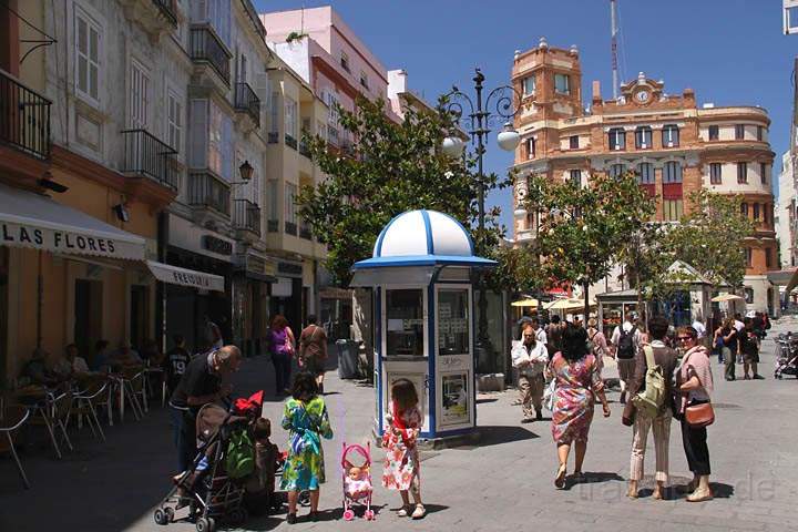 eu_es_cadiz_010.jpg - Fugnger am belebten Plaza de las Flores in Cdiz