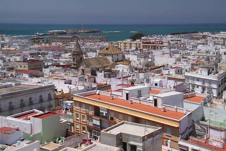 eu_es_cadiz_012.jpg - Ausblick auf das Meer und das Castillo de San Sebastin von Cadiz