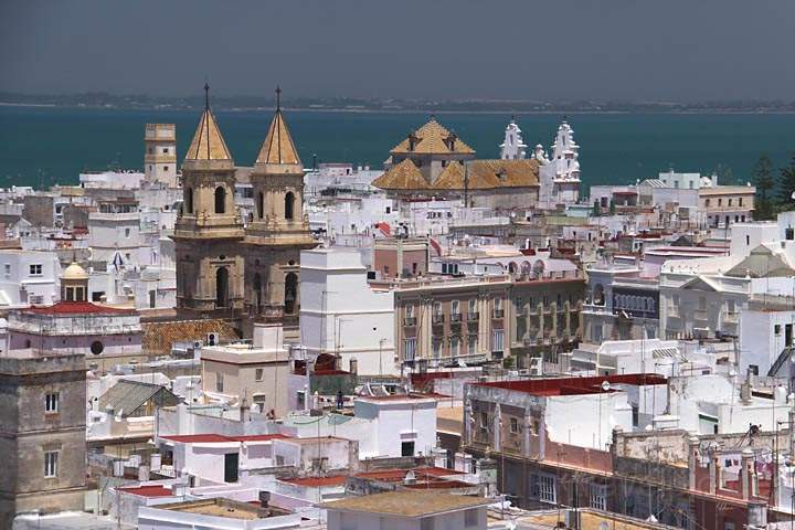 eu_es_cadiz_014.jpg - Die Altstadt trme-gespickte Altstadt von Cadiz gesehen vom Torre Tarifa