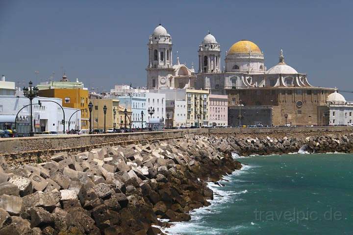 eu_es_cadiz_017.jpg - Die Uferpromenade mit Blick zur Kathedrale von Cdiz