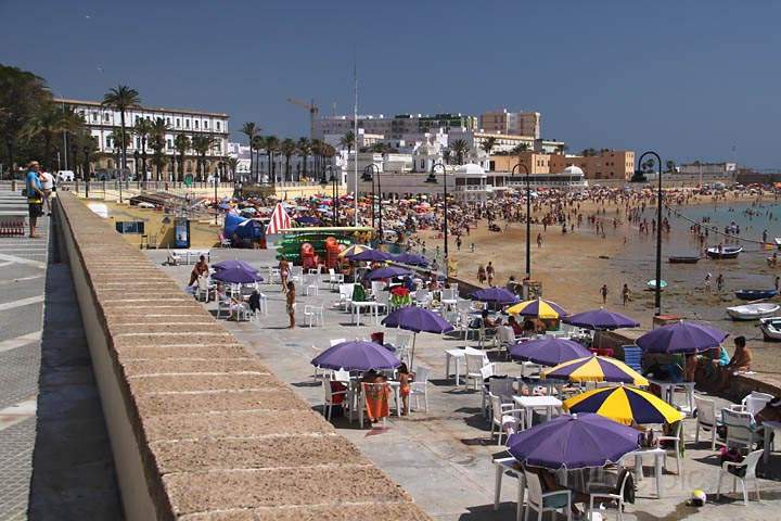 eu_es_cadiz_021.jpg - Strandpromenade und Strand Playa de Caleta in Cdiz