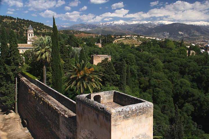 eu_es_alhambra_039.jpg - Ausblick von der Alhambra auf die schneebedeckte Serra Nevada