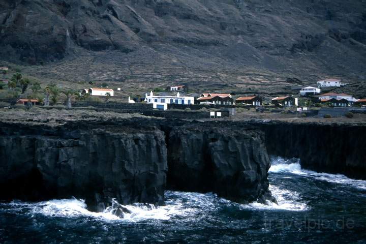 eu_es_el_hierro_012.JPG - Die steile Kste bei Las Puntas im fruchtbaren Tal El Golfo auf El Hierro, Kanaren