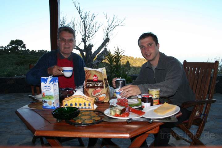 eu_es_la_palma_004.JPG - Auf der Terasse unseres Huschens auf La Palma gibt es ein strkendes Frhstck