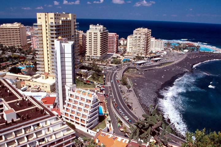 eu_es_teneriffa_009.JPG - Blick auf den Strand und das Meerschwimmbad in Puerto de la Cruz im Norden von Teneriffa