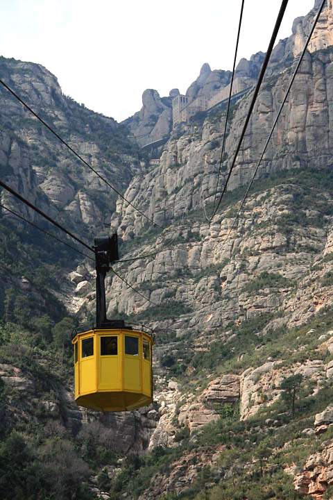 eu_es_montserrat_001.jpg - Die Zahnradbahn fhrt von Aeri Montserrat zum Kloster und Basilika Montserrat