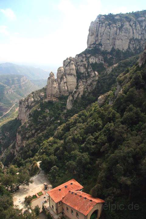 eu_es_montserrat_003.jpg - Blick von der Zahnradbahn auf das eindrucksvolle Bergmassiv