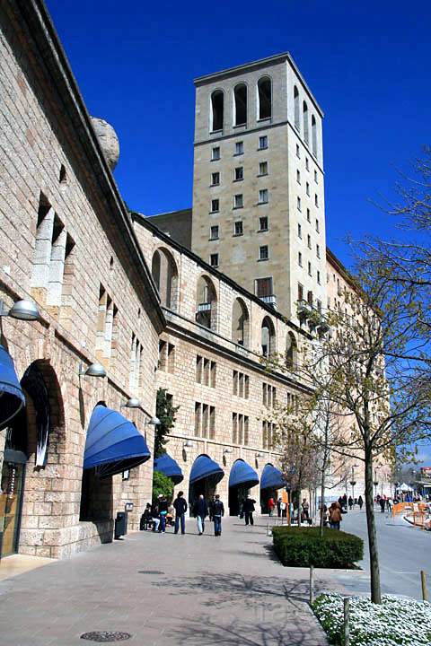 eu_es_montserrat_007.jpg - Die Fassade und Strae vor dem Kloster Montserrat