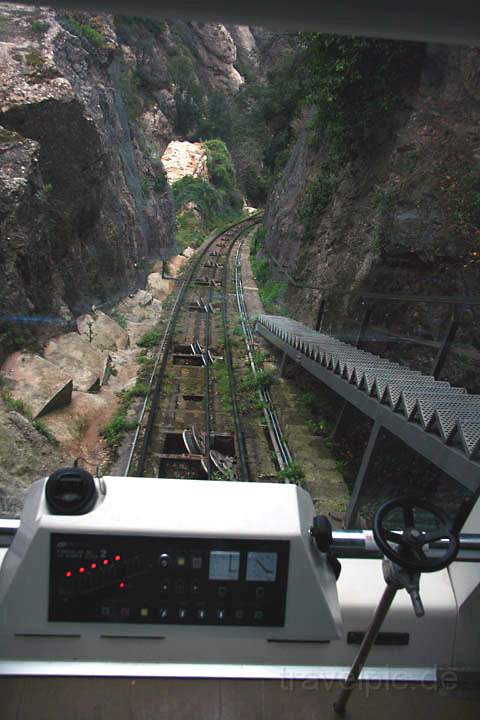 eu_es_montserrat_009.jpg - Blick auf die Schienen der Bahn zur heiligen Hhle am Montserrat fhrt