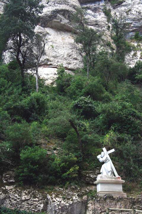 eu_es_montserrat_010.jpg - Der Leidensweg Jesu wird auf dem Kreuzweg durch Skulpturen gezeigt