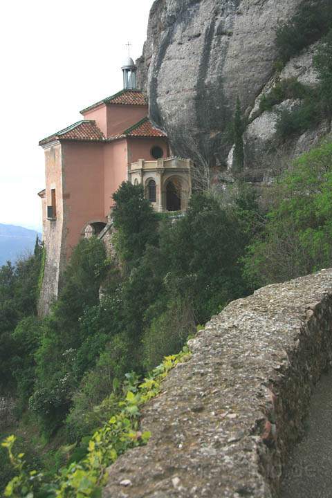 eu_es_montserrat_014.jpg - Kapelle am Ende des Kreuzweges am Kloster Montserrat bei Barcelona