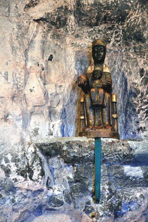 eu_es_montserrat_016.jpg - La Moreneta, die schwarze Modonna von Montserrat in der Kapelle der Heiligen Hhle