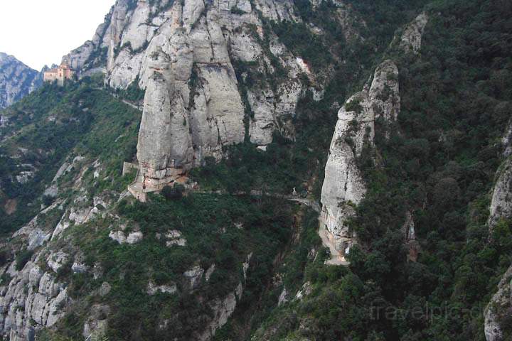 eu_es_montserrat_017.jpg - Blick auf den Kreuzweg mit Kapelle von Montserrat