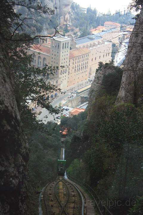 eu_es_montserrat_020.jpg - Blick hinunter auf das Kloster Montserrat von der Bahn zum Gipfel Sant Joan