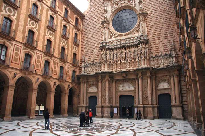 eu_es_montserrat_025.jpg - Der Eingang zur Basikila von Montserrat nrdlich von Barcelona