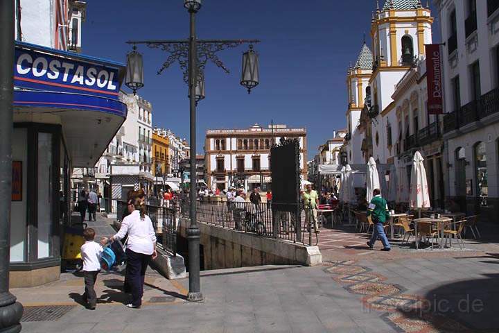 eu_es_ronda_002.jpg - Die Einfahrt zum engen Parkhaus unter dem Plaza de la Merced in Ronda