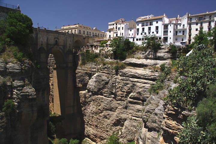 eu_es_ronda_006.jpg - Die Puente Nuevo gesehen von den Jardines de Cuenca