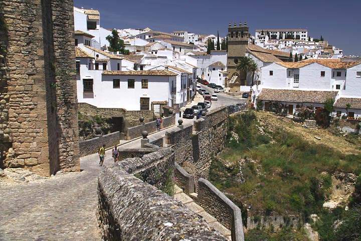 eu_es_ronda_007.jpg - Die Calle Real mit der Puente Viejo in Ronda