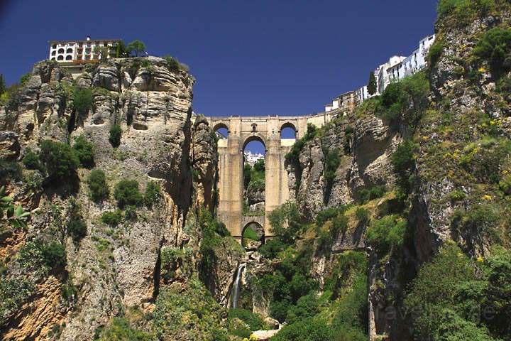 eu_es_ronda_008.jpg - Aussicht auf die Felsstadt Ronda mit der bekannten Brcke ber die Schlucht Tajo