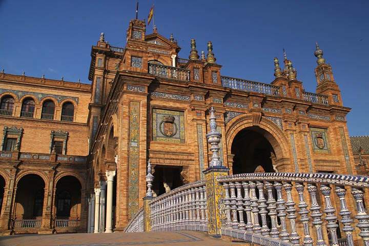 eu_es_sevilla_015.jpg - Die keramikverzierten Gebude am Plaza de Espaa in Sevilla