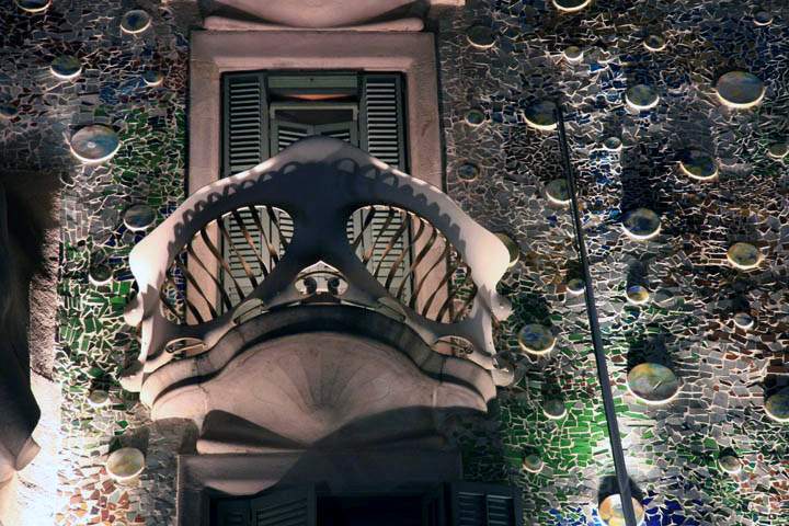 eu_es_barcelona_041.jpg - Balkon des von des von Gaud erbauten Casa Battl in Barcelona