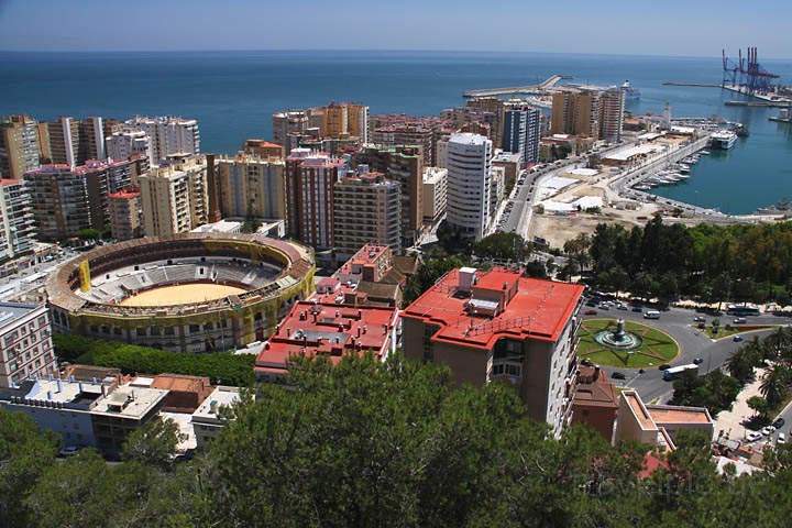 eu_es_malaga_004.jpg - Ausblick auf die Stierkampfarena und den Hafen von Malaga in Spanien