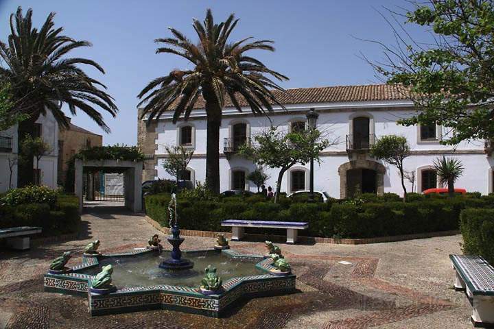 eu_es_tarifa_009.jpg - Der Brennen am Plaza de Sta. Maria in Tarifa in Andalusien