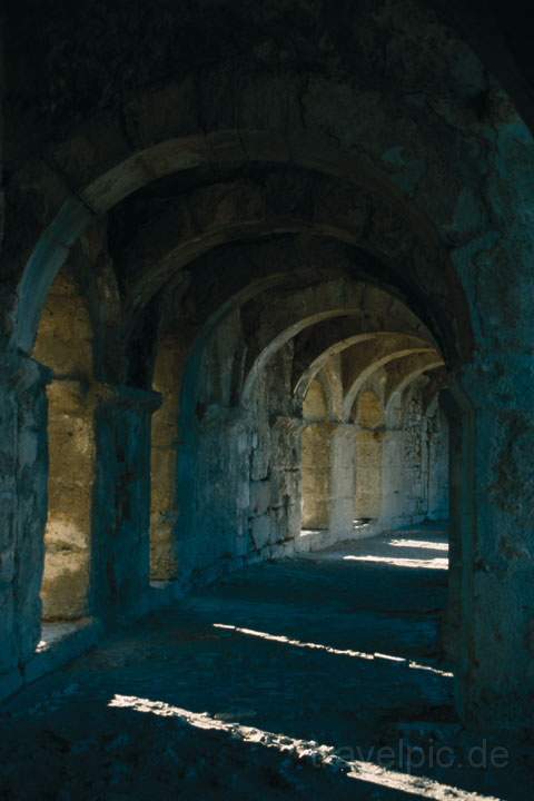 eu_tuerkei_003.JPG - Die Torbogen auf der obersten Ebene des antiken Theaters von Aspendos, trkische Riviera