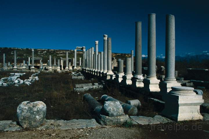 eu_tuerkei_007.JPG - Sulen der antiken Stadt Perge in der trkischen Riviera, Trkei