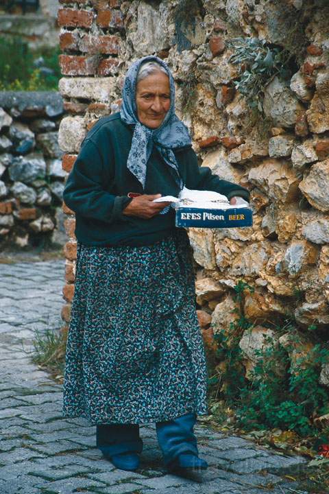 eu_tuerkei_010.JPG - Eine alte Frau auf der Burgfestung Ic Kale in Alanya, trkische Riviera