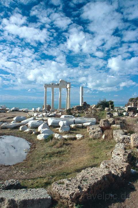 eu_tuerkei_017.JPG - Der aufgerichtete Teil des Apollon-Tempels von Side, trkische Riviera