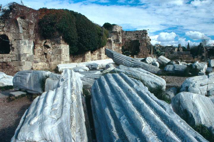 eu_tuerkei_018.JPG - Sulen im antiken Teil der Stadt Side an der trkischen Riviera